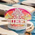 Glamouröser pinker Pailletten Kapitänshut mit Strasskrone und QUEEN Perlen Schriftzug Detail - Verstellbar / Himbeerrot Gradient QUEEN Marinehut