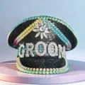 Funkelnde schwarze Strass-Marine-Mütze mit GROOM-Schriftzug und bunten Regenbogen-Akzenten - Verstellbar / Bunter Rand GROOM Strass Marinehut