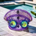 Violetter Punk Y2K Marinehut mit Pailletten, Spikes und Kaleidoskop-Brille für Festivals. - Verstellbar / Purpurfarbener Pailletten-Marinehut