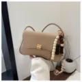 Vista dettagliata della borsa a tracolla beige alla moda con perline di legno e tracolla. - Con Ciondolo / Kaki