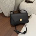 Borsa a tracolla nera alla moda per donna, elegante borsa in ecopelle con chiusura in metallo. - senza ciondolo / Nero