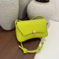 Borsa a tracolla verde trendy con cinturino a nodi unico e design curvo ed elegante. - senza ciondolo / Verde