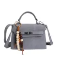 Sac bandoulière en cuir PU gris avec poignée, fermeture à serrure et pendentif perlé. - Avec Pendentif / Bleu