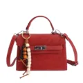 Sac à Main Femme Rouge Style Kelly en Cuir PU avec Pendentif Perles et Serrure Métal - Avec Pendentif / Rouge