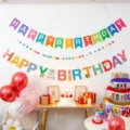 Detaillierte Geburtstagsparty Dekoration Szene mit bunten Hängegirlanden Luftballons und Tortentisch. - Geburtstagsbanner mit Bommeln, Modell E