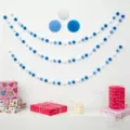 Blau-weiße Filzkugeln Girlande für festliche Party Dekoration und DIY Handwerk hängend. - Blau und Weiß / 30 Stück Set (Mit DIY Kit)