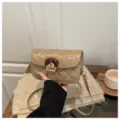 Sac bandoulière matelassé chic pour femme avec boucle en bois, élégant sac quotidien. - Kaki