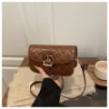 Sac à bandoulière matelassé marron avec boucle en bois, variante chic et élégante. - Café
