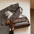 Elegante bolso de hombro de cuero marrón para mujer con correa de cadena y colgante adorno. - Con Colgante / Marrón