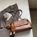 Bolso de hombro marrón vintage estilo coreano para mujer, bolso de cadena elegante con gran capacidad. - Con Colgante / Marrón