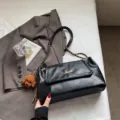 Bolso de hombro retro negro para mujer, bolso de cuero PU moderno con correa de cadena. - Con Colgante / Negro