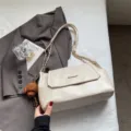 Bolso de hombro retro de estilo coreano bolso cruzado de cadena elegante para mujer - Con Colgante / Blanco Roto