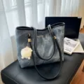 Bolso tote de mezclilla gris con correas de cuero negro y dije peludo para mujer. - Con Colgante / Azul