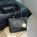 Bolso tote gran capacidad otoño mujer bolso de hombro elegante bolso de mano con colgante peludo - Con Colgante / Negro