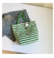 Bolso tote de lona a rayas verdes y blancas bolso de compra casual de hombro vista frontal - Con Ornamento / Verde