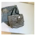 Moderno bolso tote de lona a rayas en blanco y negro gran bolso de hombro casual - Con Ornamento / Negro
