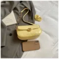 Gelbe Gesteppte Umhängetasche mit Kette, Stilvolle Trendige Schultertasche Variante für Damen - Ohne Anhänger / Gelb