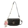 Elegante bolso axilar acolchado negro con cadena dorada y colgante de peluche - Con Colgante / Negro