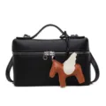 Schwarze Handtasche aus Leder für Damen, stylische Henkeltasche mit süßem geflügelten Pferdeanhänger. - Mit Anhänger / Schwarz