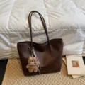 Dunkelbraune Leder-Tote-Bag mit süßem Bären-Anhänger, große modische Umhängetasche. - Mit Anhänger / Kaffee