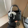Schicke schwarze Eimer Tasche mit Perlen Schleife, stilvolle Handtasche aus PU Leder. - Schwarz