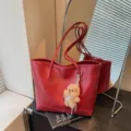Rote PU-Leder Tote Bag im koreanischen Stil mit Bären-Anhänger, große elegante Damen Handtasche. - Mit Anhänger / Rot