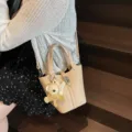 Schicke aprikotfarbene Eimerhandtasche aus Kunstleder mit Bärenanhänger für Damen. - Ohne Anhänger / Khaki