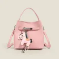 Rosa Leder Eimer Tasche mit Henkel, Metallschloss Detail und süßem Pferdeanhänger für Damen. - Rosa