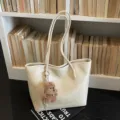 Bolso tote crema de gran capacidad, bolso de hombro informal con bonito colgante de osito tierno. - Con Colgante / Blanco Roto
