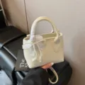 Schicke Handtasche aus Leder mit Perlen Schleife und Band, elegante weisse Mini Tasche. - Weiß