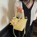 Stilvolle gelbe Eimerhandtasche mit Litschi-Muster und Bärenanhänger für Damen im Alltag. - Ohne Anhänger / Gelb