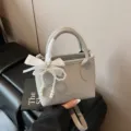 Graue PU Leder Mini Handtasche mit eleganter weißer Schleife und Perlen für stilvolle Damen - Grau