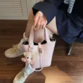 Rosa Litschi Muster Leder Eimer Handtasche mit Bären Anhänger für Damen lässige Alltag. - Ohne Anhänger / Rosa