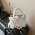 Mini borsa tote verde menta con ciondolo fiocco di perle bianche, elegante borsa tracolla. - Blu