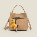 Damen Litschimuster Leder Eimer Tasche Vintage Umhängetasche mit süßem Pferd Anhänger. - Khaki