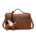 Bolso de mano estilo caja de cuero marrón con asa superior y elegante dije de caballo alado. - Con Colgante / Marrón