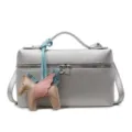Bolso tipo cofre de piel texturizada plateada con lindo dije de caballo alado pegaso y asa. - Con Colgante / Plateado