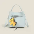 Hellblaue Leder Beutel Tasche mit Griff und gelbem Pferdeanhänger, modische Umhängetasche. - Blau
