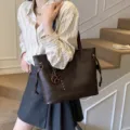 Stilvolle minimalistische große braune Tote Tasche für Damen, Alltag Pendeln Handtasche. - Tasche mit Anhänger / Kaffeebraun