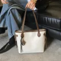 Modische minimalistische Shopper Handtasche mit Kontrastgriffen fur Damen Alltag. - Tasche mit Anhänger / Weiß
