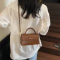 Elegante braune Damen Henkeltasche Umhängetasche, modische kleine Tasche für Herbst und Winter. - Braun