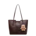 Dunkelbraune PU Leder Damentasche Shopper mit niedlichem flauschigem Bärenanhänger Alltag. - Nur Einzelbeutel / Kaffeebraun