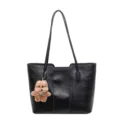 Schwarze PU Leder Tote Schultertasche für Damen, lässige Handtasche mit Bär Anhänger groß. - Nur Einzelbeutel / Schwarz