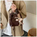 Elegante braune Lackleder Eimer Tasche mit niedlichem Plueschanhaenger als Damenhandtasche. - Nur Einzelbeutel / Kaffee