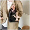 Schwarze PU Leder Eimertasche mit Henkel und niedlichem Plueschanhaenger modische Handtasche - Nur Einzelbeutel / Schwarz
