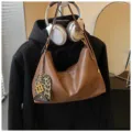 Braune Vintage Schultertasche für Damen, stilvolle Hobo PU Leder Handtasche mit Leo-Anhänger. - Nur Einzelbeutel / Braun