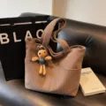 Braune Kord Shopper Tasche für Damen, große lässige Pendler Handtasche mit süßem Plüsch Anhänger. - Nur Einzelbeutel / Kaffee
