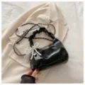 Sac à épaule hobo plissé noir avec pendentif nœud en perles élégant pour les femmes. - Noir