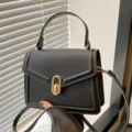 Sac à bandoulière noir minimaliste, petit sac carré chic avec élégant fermoir en métal doré. - Noir