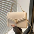 Sac à bandoulière carré beige minimaliste pour femme, élégant sac à main tendance chic. - Blanc